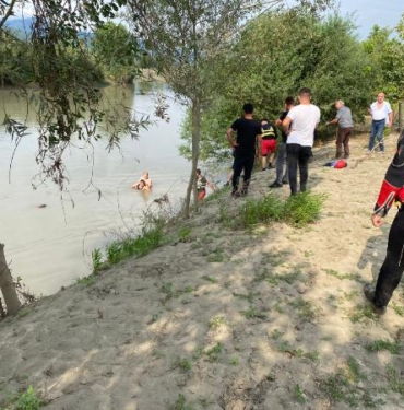Melen Çayına düşen kişiyi rafting yapan sporcular kurtardı