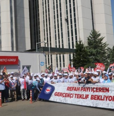 Memur-Senden bakanlık önünde eylem