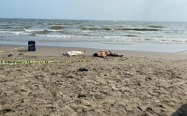 Mersinde denize giren 2 kız kardeş boğuldu ablaları ile eşi kurtarıldı