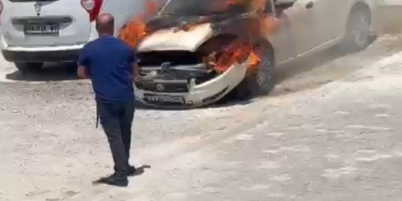 Mersinde park halindeki otomobil yandı