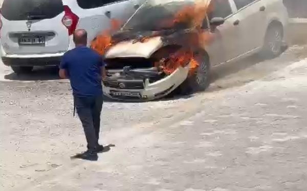 Mersinde park halindeki otomobil yandı