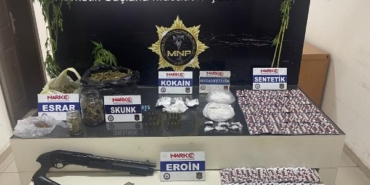 Mersin'de uyuşturucu satıcılarına şafak operasyonu; 28 gözaltı (2) 8 Mersinde uyuşturucu satıcılarına şafak operasyonu 28 gözaltı 2