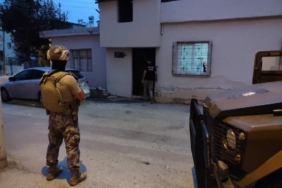 Mersin’de uyuşturucu satıcılarına şafak operasyonu 9 Mersinde uyuşturucu satıcılarına şafak operasyonu