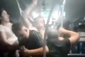 Metrobüste yumruk yumruğa kavga kamerada 24 Metrobüste yumruk yumruğa kavga kamerada