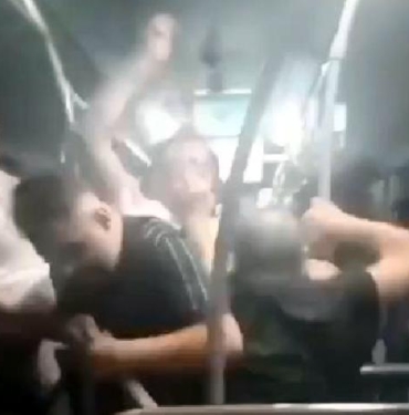 Metrobüste yumruk yumruğa kavga kamerada