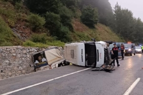 Mevsimlik tarım işçilerini taşıyan minibüs devrildi 4ü çocuk 10 kişi yaralandı