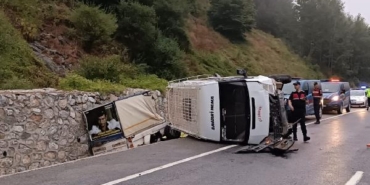 Mevsimlik tarım işçilerini taşıyan minibüs devrildi: 4'ü çocuk 10 kişi yaralandı 28 Mevsimlik tarım işçilerini taşıyan minibüs devrildi 4ü çocuk 10 kişi yaralandı