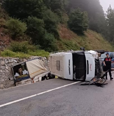 Mevsimlik tarım işçilerini taşıyan minibüs devrildi 4ü çocuk 10 kişi yaralandı