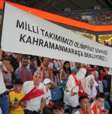 Milli maçı izlediler, basketbolcuları Kahramanmaraş'a davet ettiler 8 Milli maçı izlediler basketbolcuları Kahramanmaraşa davet ettiler