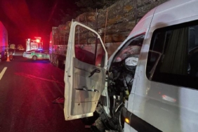 Minibüs TIRa çarptı 1 ölü 20 yaralı