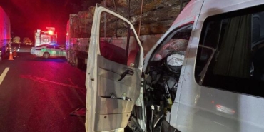 Minibüs TIRa çarptı 1 ölü 20 yaralı