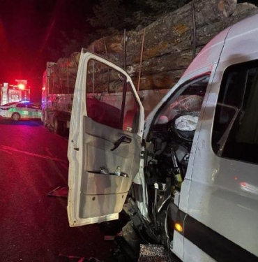 Minibüs, TIR'a çarptı: 1 ölü, 20 yaralı 2 Minibüs TIRa çarptı 1 ölü 20 yaralı