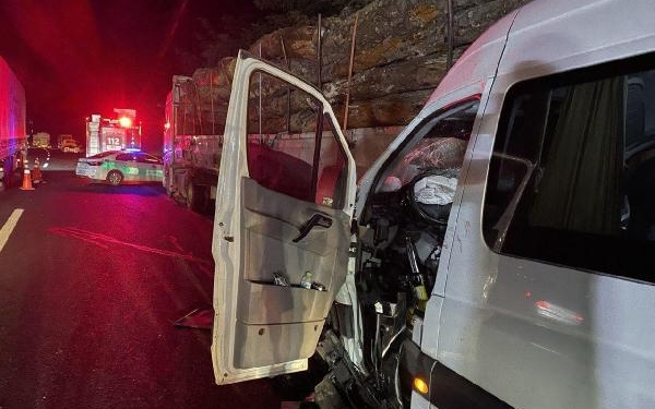 Minibüs, TIR'a çarptı: 1 ölü, 20 yaralı 1 Minibüs TIRa çarptı 1 ölü 20 yaralı