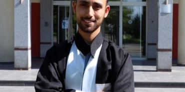 Mısırlı Mohamed, iletişim fakültesini birincilikle bitirdi 1 Mısırlı Mohamed iletişim fakültesini birincilikle bitirdi