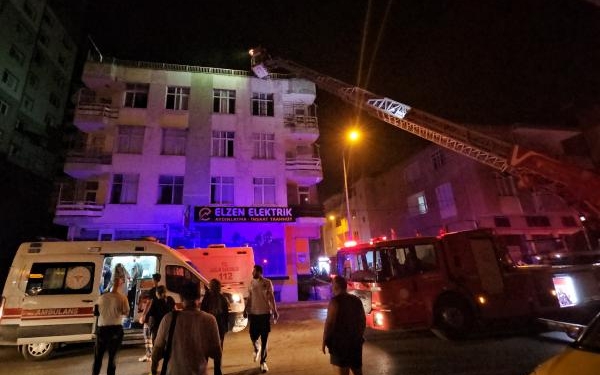 Mobilya mağazasının bodrum katındaki yangın korkuttu 20 kişi dumandan etkilendi