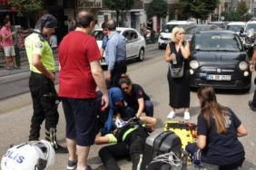 Motosikletiyle otomobile çarpan trafik polisi yaralandı