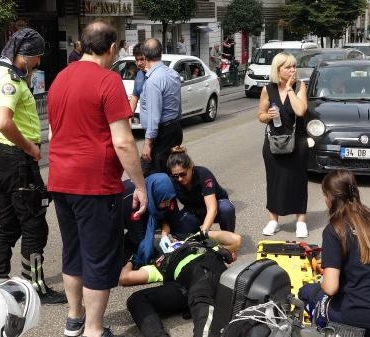 Motosikletiyle otomobile çarpan trafik polisi, yaralandı 4 Motosikletiyle otomobile çarpan trafik polisi yaralandı