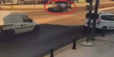 Motosikletle otomobilin çarpıştığı 1 kişinin öldüğü kaza kamerada