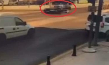 Motosikletle otomobilin çarpıştığı 1 kişinin öldüğü kaza kamerada