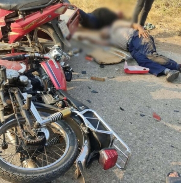 Motosikletler çarpıştı 1 ölü 2 yaralı