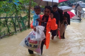Muson yağmurları dünyanın en büyük mülteci kampında sele neden oldu