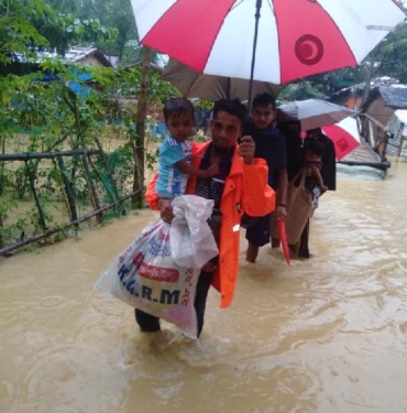 Muson yağmurları dünyanın en büyük mülteci kampında sele neden oldu