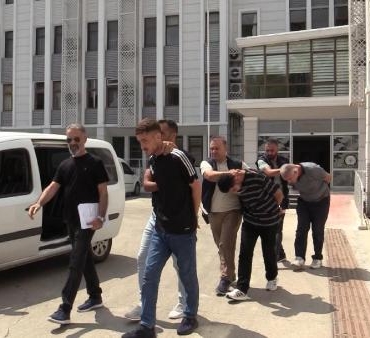 Mutfak penceresinden girdikleri ofisten 600 bin lira değerinde elektronik eşya çaldılar