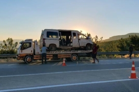 Mut'ta işçi servisi şarampole devrildi: 1 ölü, 14 yaralı 33 Mutta işçi servisi şarampole devrildi 1 ölü 14 yaralı