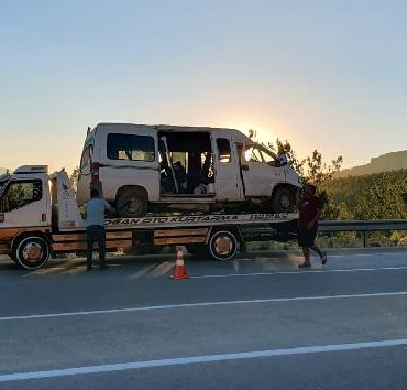 Mut'ta işçi servisi şarampole devrildi: 1 ölü, 14 yaralı 3 Mutta işçi servisi şarampole devrildi 1 ölü 14 yaralı