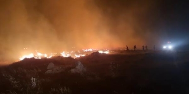 Niğdede mera yangını çıktı alevlere müdahale için yola çıkan itfaiyecilerden 3ü kazada yaralandı