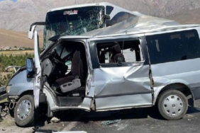 Niğdede yolcu otobüsü ile hafif ticari araç çarpıştı 1 ölü 7 yaralı