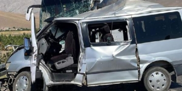 Niğdede yolcu otobüsü ile hafif ticari araç çarpıştı 1 ölü 7 yaralı