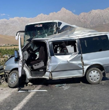 Niğdede yolcu otobüsü ile hafif ticari araç çarpıştı 1 ölü 7 yaralı