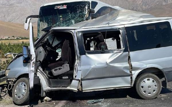 Niğdede yolcu otobüsü ile hafif ticari araç çarpıştı 1 ölü 7 yaralı