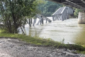 Norveçte etkili olan Hans fırtınası sebebiyle çelik köprü çöktü