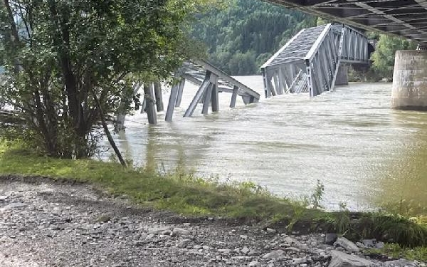 Norveçte etkili olan Hans fırtınası sebebiyle çelik köprü çöktü