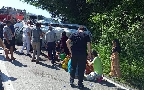 Ordu'da tarım işçilerini taşıyan minibüs ile otomobil çarpıştı; 17 yaralı 1 Orduda tarım işçilerini taşıyan minibüs ile otomobil çarpıştı 17 yaralı