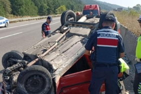 Otomobil bariyere çarpıp takla attı 2 yaralı