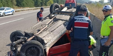 Otomobil bariyere çarpıp takla attı 2 yaralı