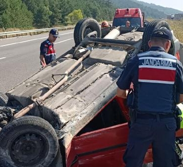 Otomobil bariyere çarpıp takla attı 2 yaralı