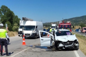 Otomobil bariyerlere çarptı 1 çocuk öldü 2si çocuk 4 kişi yaralandı