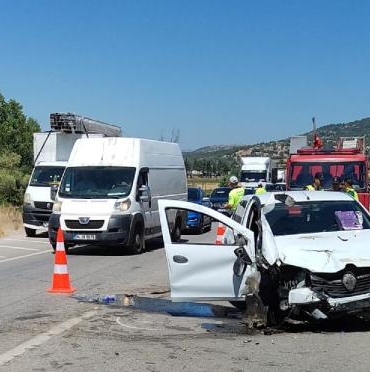 Otomobil bariyerlere çarptı 1 çocuk öldü 2si çocuk 4 kişi yaralandı