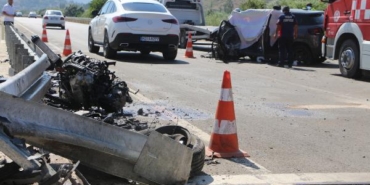 Otomobil bariyerlere çarptı; 1 ölü, 1 yaralı 17 Otomobil bariyerlere çarptı 1 ölü 1 yaralı