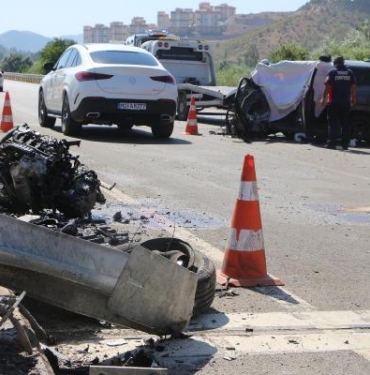 Otomobil bariyerlere çarptı 1 ölü 1 yaralı