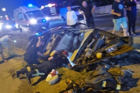 Otomobil bariyerlere çarptıktan sonra yağmur suyu kanalına düştü 1 yaralı