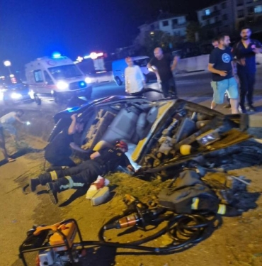 Otomobil bariyerlere çarptıktan sonra yağmur suyu kanalına düştü 1 yaralı