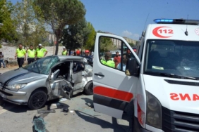 Otomobil, durakta yolcu alan minibüse çarptı: 7 yaralı 2 Otomobil durakta yolcu alan minibüse çarptı 7 yaralı