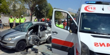 Otomobil, durakta yolcu alan minibüse çarptı: 7 yaralı 4 Otomobil durakta yolcu alan minibüse çarptı 7 yaralı