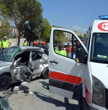 Otomobil durakta yolcu alan minibüse çarptı 7 yaralı