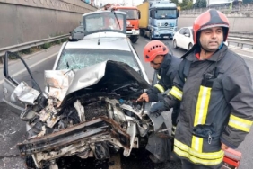 Otomobil iş makinesine çarptı sürücü ağır yaralı